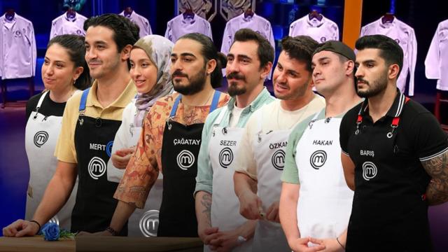 MasterChef Türkiye'de ilk ceket Çağatay'ın oldu! Şef Maksut Aşkar'ın elinden ceketi giydi
