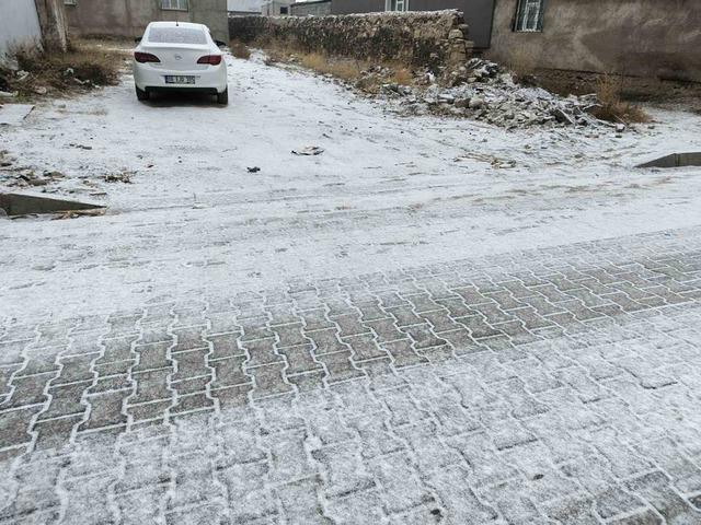 Diyadin’e mevsimin ilk karı düştü 2