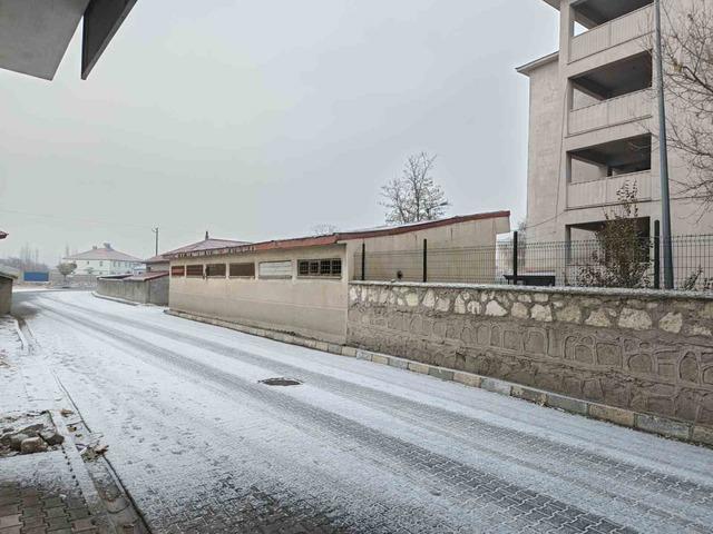 Diyadin’e mevsimin ilk karı düştü 1