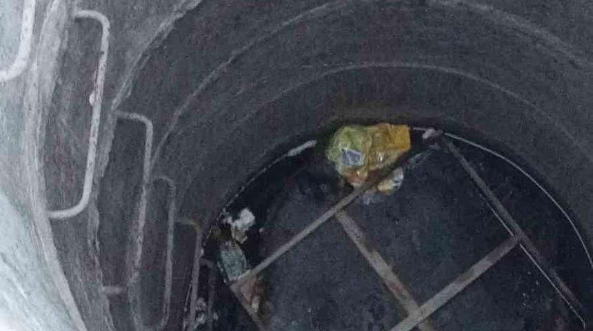 Su kuyusunda mahsur kalan yavru kedi, kurtarılarak annesine teslim edildi