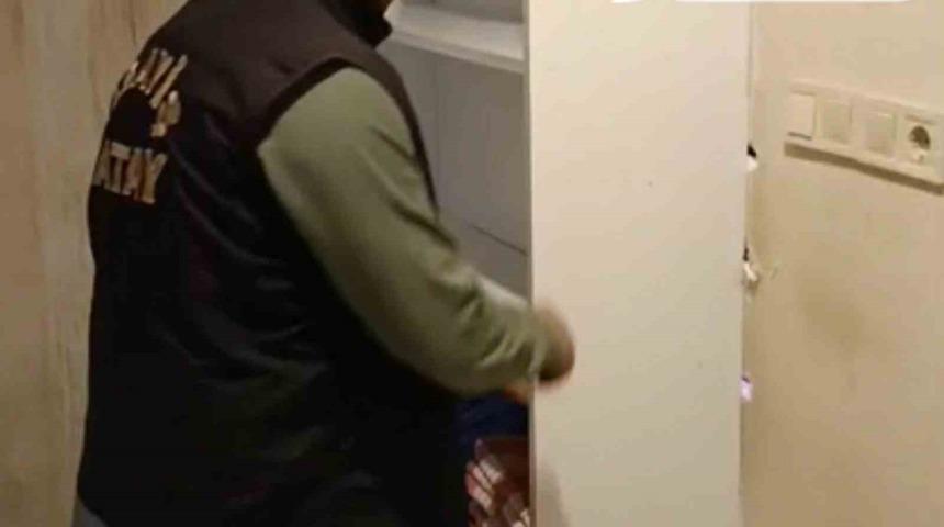 Masaj salonunda fuhşa s&uuml;r&uuml;klenen 9 yabancı uyruklu kadın gizli b&ouml;lmeden &ccedil;ıktı