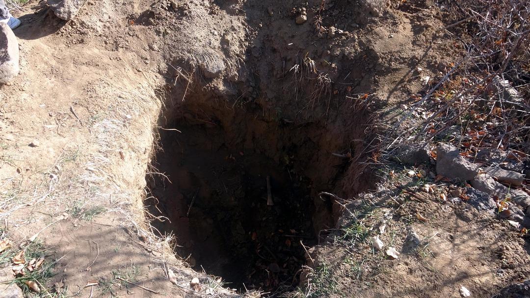 Defineciler talan etti! Altın bulmak i&ccedil;in 600 yıllık mezarı kazdılar: Kemik &ccedil;ıkardılar 12