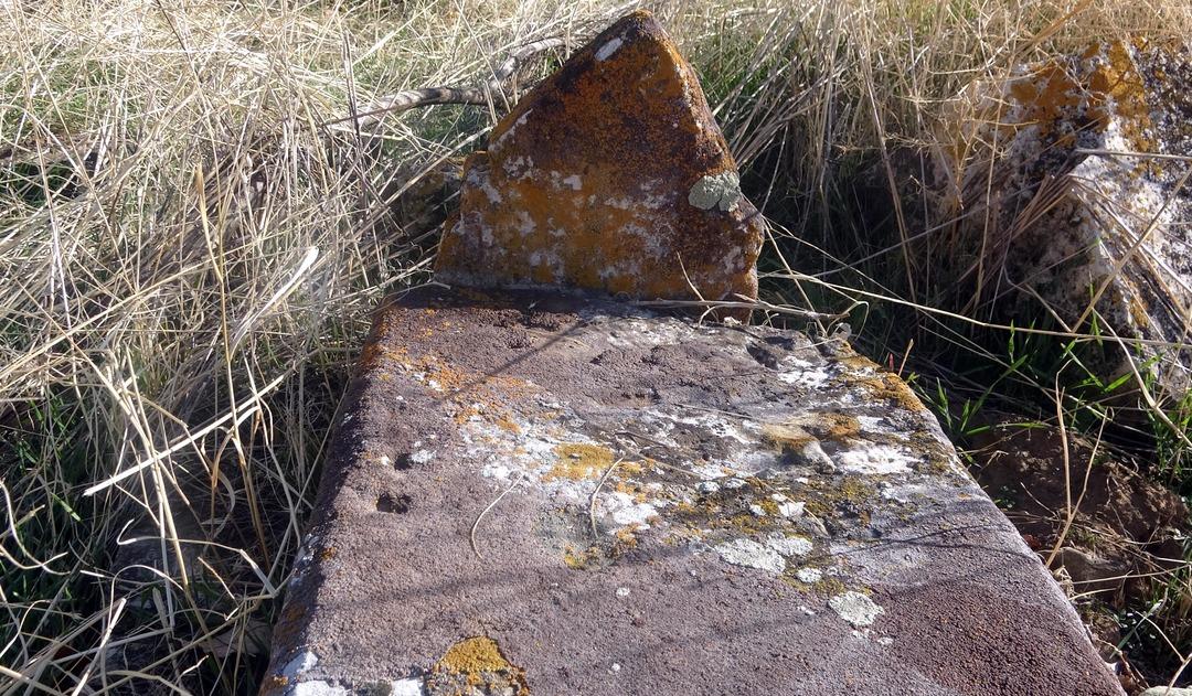 Defineciler talan etti! Altın bulmak i&ccedil;in 600 yıllık mezarı kazdılar: Kemik &ccedil;ıkardılar 11