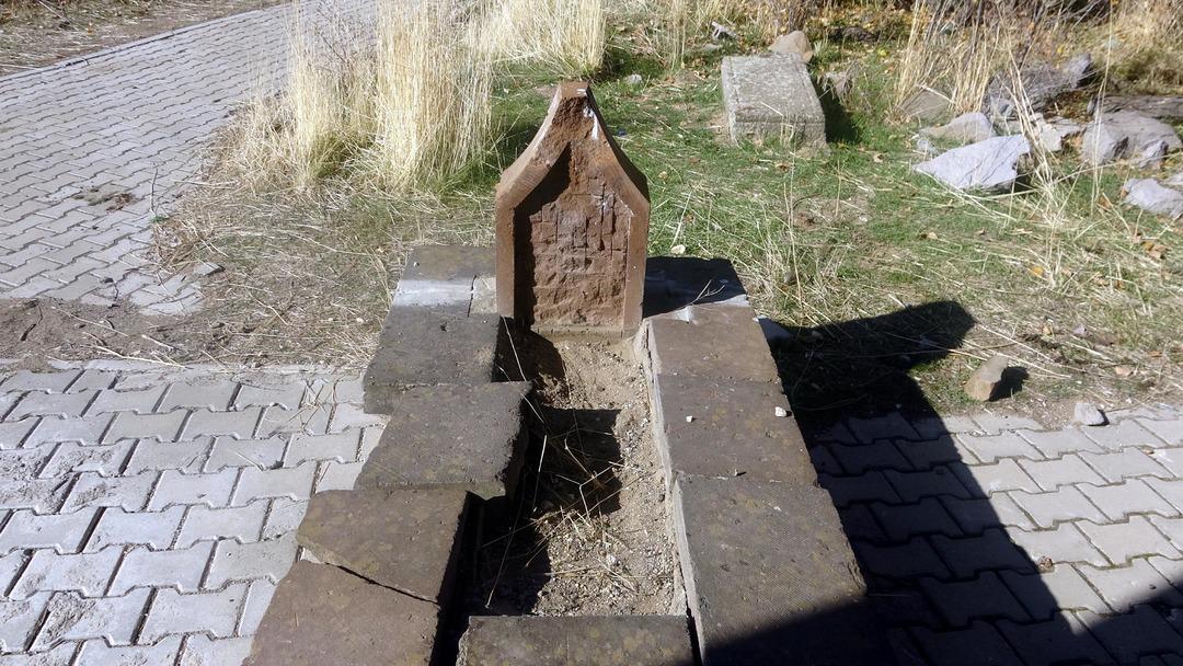 Defineciler talan etti! Altın bulmak i&ccedil;in 600 yıllık mezarı kazdılar: Kemik &ccedil;ıkardılar 9