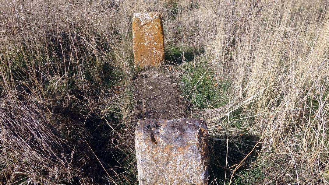 Defineciler talan etti! Altın bulmak i&ccedil;in 600 yıllık mezarı kazdılar: Kemik &ccedil;ıkardılar 8