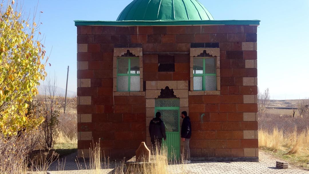 Defineciler talan etti! Altın bulmak i&ccedil;in 600 yıllık mezarı kazdılar: Kemik &ccedil;ıkardılar 5