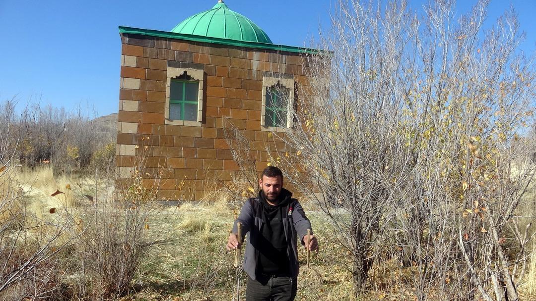 Defineciler talan etti! Altın bulmak i&ccedil;in 600 yıllık mezarı kazdılar: Kemik &ccedil;ıkardılar 4