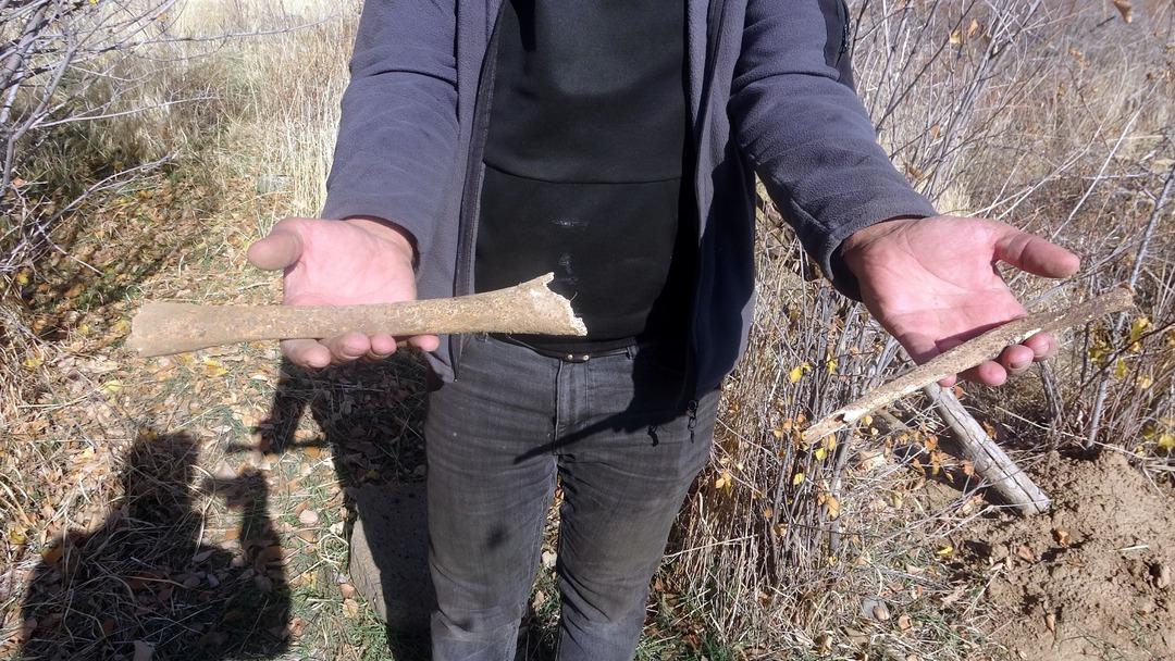 Defineciler talan etti! Altın bulmak i&ccedil;in 600 yıllık mezarı kazdılar: Kemik &ccedil;ıkardılar 2