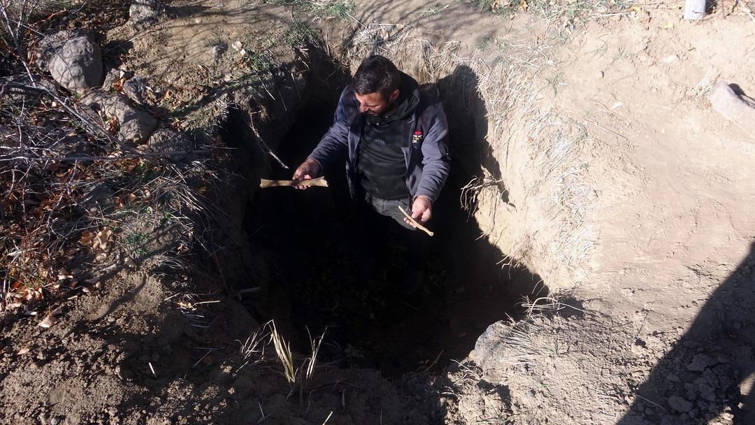 Defineciler talan etti! Altın bulmak i&ccedil;in 600 yıllık mezarı kazdılar: Kemik &ccedil;ıkardılar 1