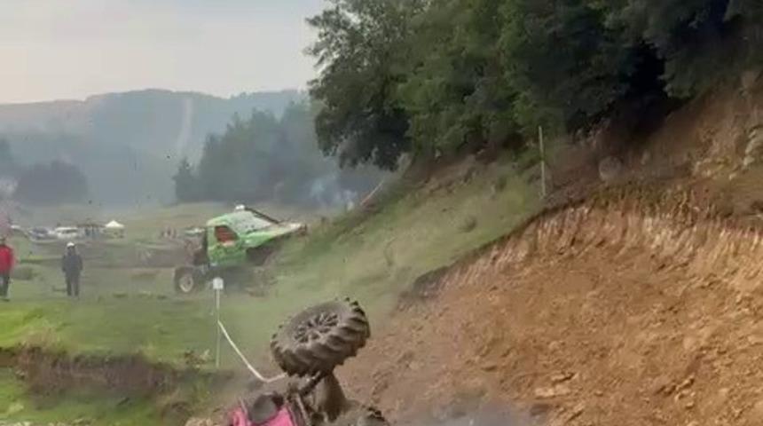 Off-road yarışında kontrolden &ccedil;ıkan ara&ccedil; b&ouml;yle takla attı