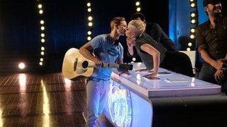 Katy Perry, yarışmacının bir anda dudağına yapıştı