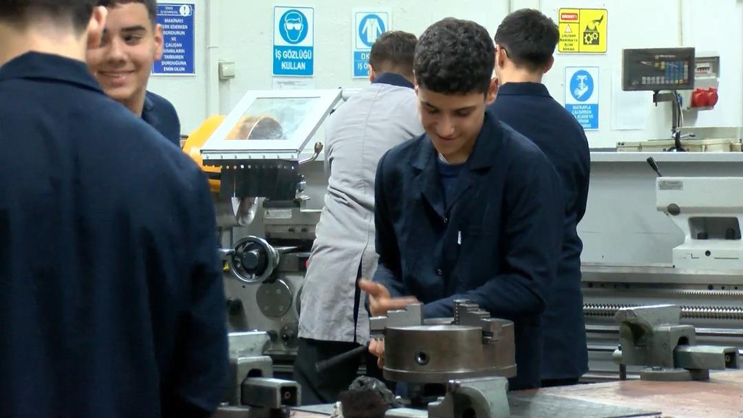 Lisede üretip 27 ülkeye ihraç ediyorlar!   1