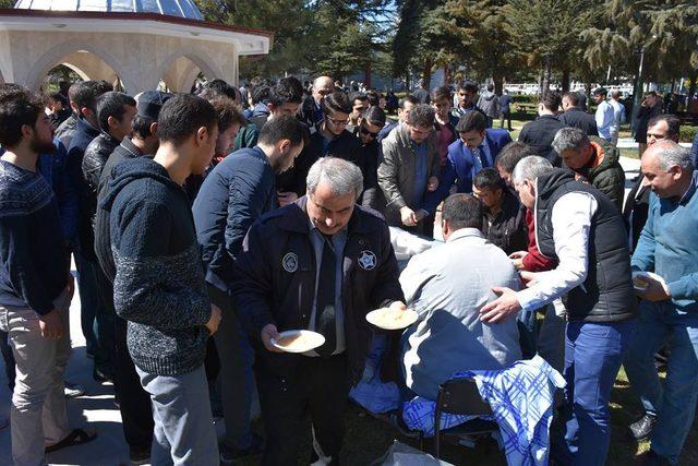 Isparta KYK’dan şehitler için helva dağıtımı