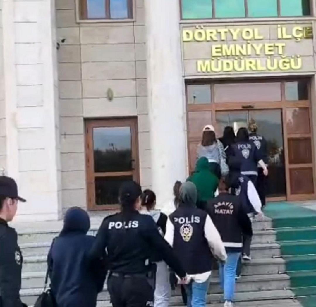 Dolabın arkasındaki gizli bölmeden fuhuş çıktı! 9 u birden yakalandı 3