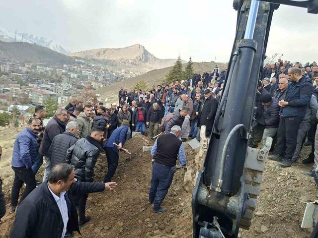 Kazada hayıtını kaybeden Durgun, Hakkari’de toprağa verildi 2