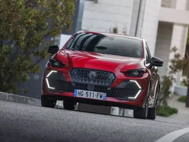 Renault Clio'da yeni dönem başlıyor! 1 depoyla 1450 km yol gidecek