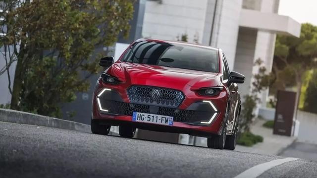 Renault Clio'da yeni dönem başlıyor! 1 depoyla 1450 km yol gidecek