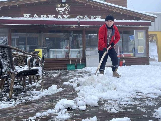 Uludağ’da kar kalınlığı 10 santimetreye yaklaştı