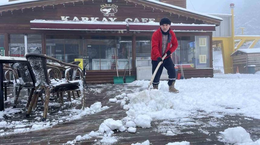 Uludağ’da kar kalınlığı 10 santimetreye yaklaştı