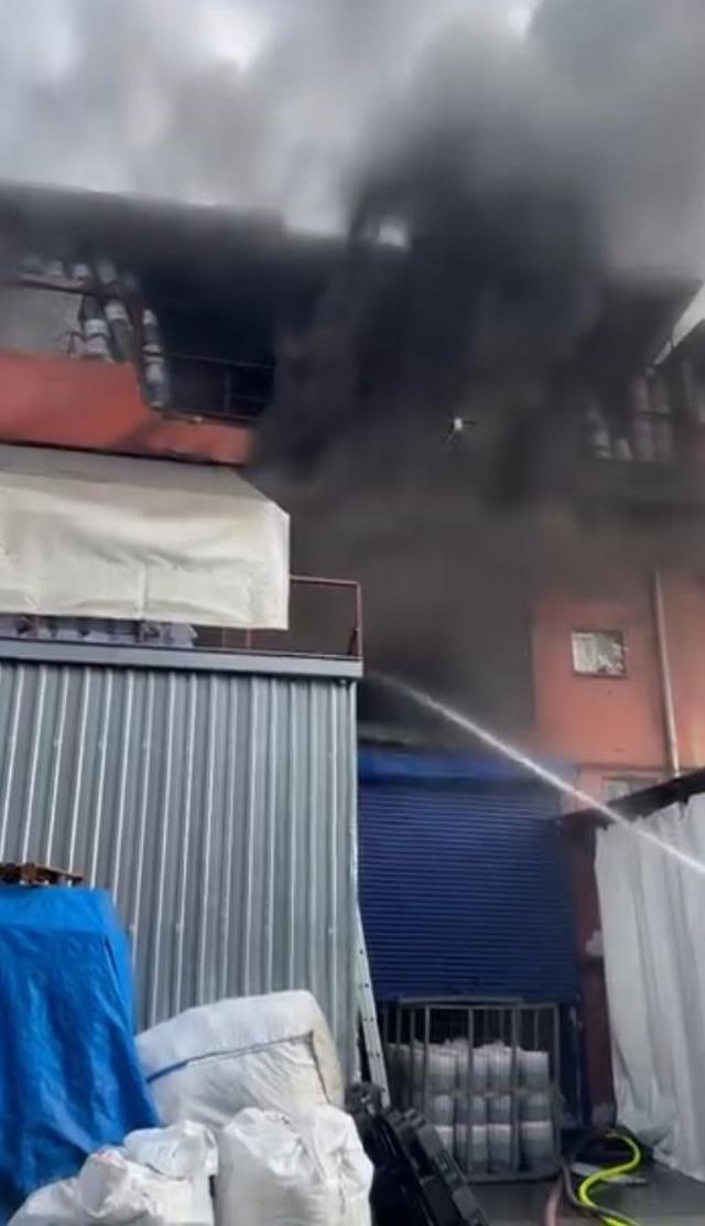 Başakşehir&rsquo;de plastik imalathanesinde yangın paniği 1