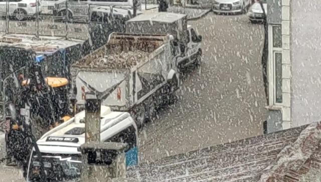 Van’da dolu yağışı şehri beyaza bürüdü 2