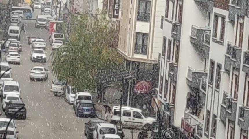Van’da dolu yağışı şehri beyaza bürüdü