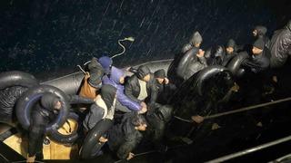 Yağmurun altında denizde sürüklenen göçmenlere sahil güvenlik yetişti