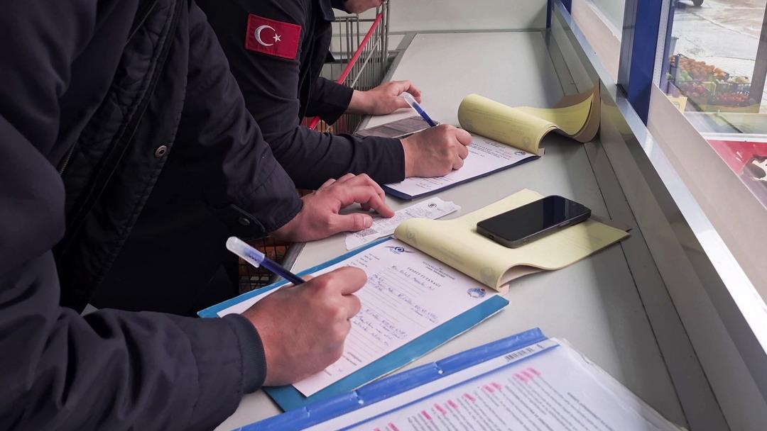 Zincir markette mide bulandıran anlar: Kedi un paketlerinin üzerine tuvaletini yaptı! 3