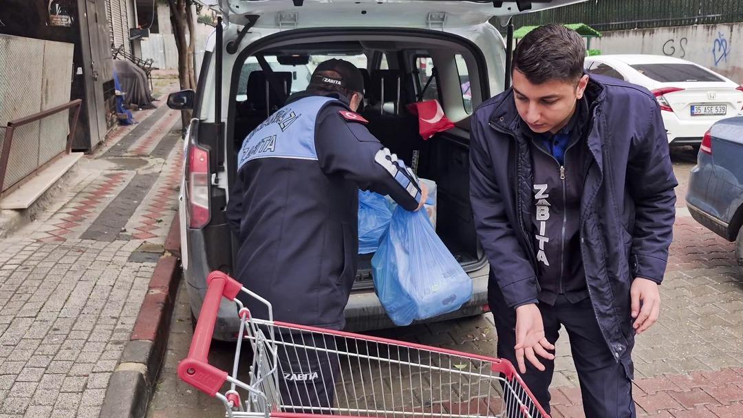 Zincir markette mide bulandıran anlar: Kedi un paketlerinin üzerine tuvaletini yaptı! 2