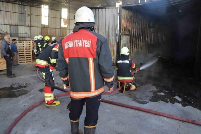 Mersin’de palet imalathanesinde çıkan yangın kontrol altına alındı 1