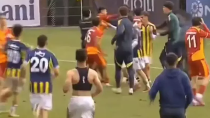 İlk randevu olaylı bitti! PAF Ligi'nde oynanan Fenerbahçe-Galatasaray derbisinde ortalık karıştı