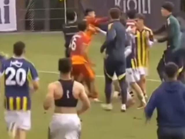 İlk randevu olaylı bitti! PAF Ligi'nde oynanan Fenerbahçe-Galatasaray derbisinde ortalık karıştı