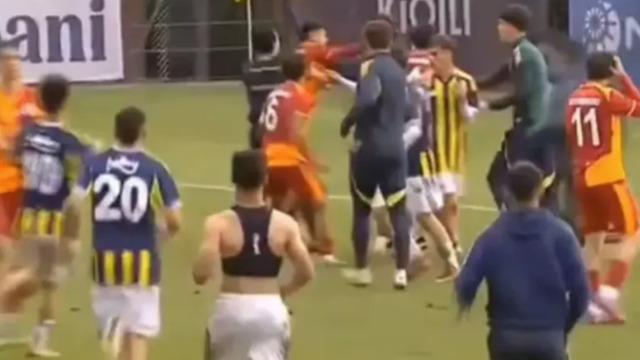 İlk randevu olaylı bitti! PAF Ligi'nde oynanan Fenerbahçe-Galatasaray derbisinde ortalık karıştı