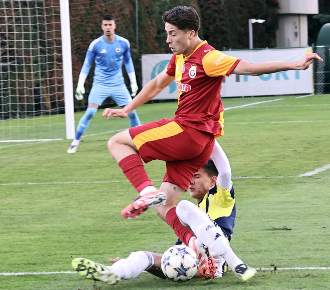İlk randevu olaylı bitti! PAF Ligi nde oynanan Fenerbah&ccedil;e-Galatasaray derbisinde ortalık karıştı 1