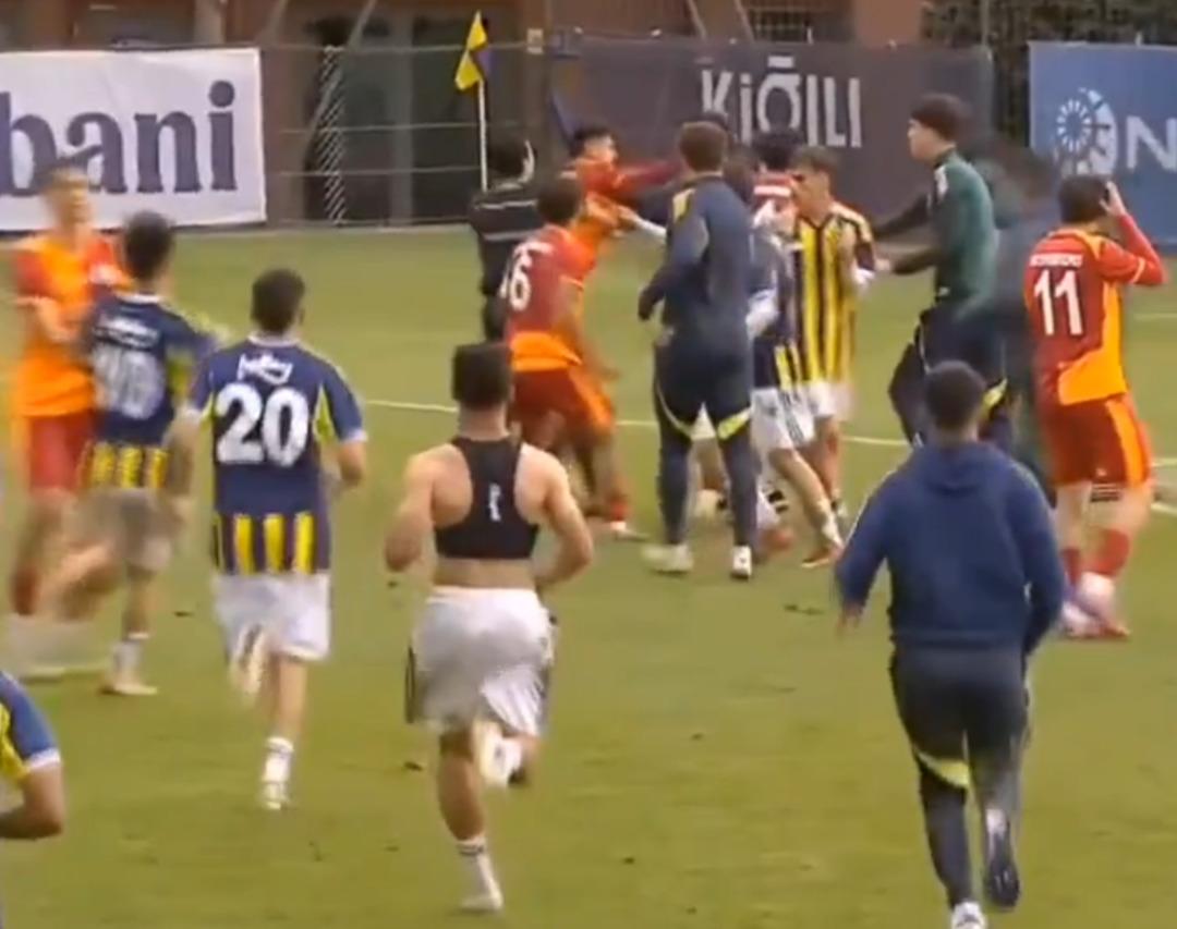 İlk randevu olaylı bitti! PAF Ligi nde oynanan Fenerbah&ccedil;e-Galatasaray derbisinde ortalık karıştı 2