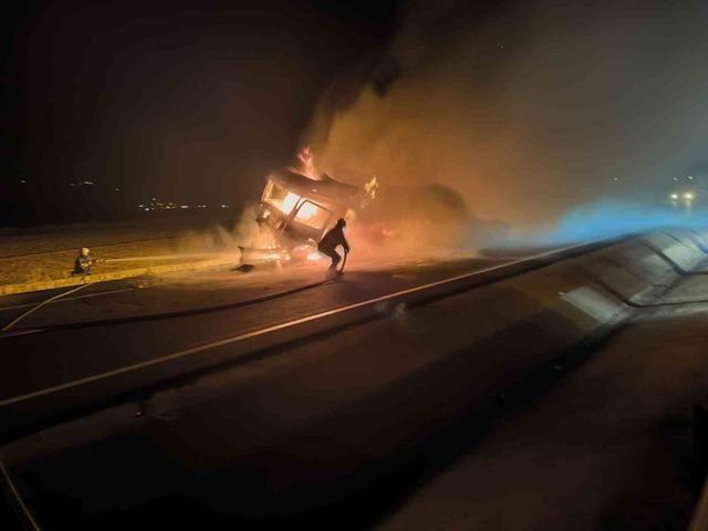 Mardin’de çarpışan iki tırdan biri yandı 1