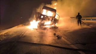 Mardin’de çarpışan iki tırdan biri yandı