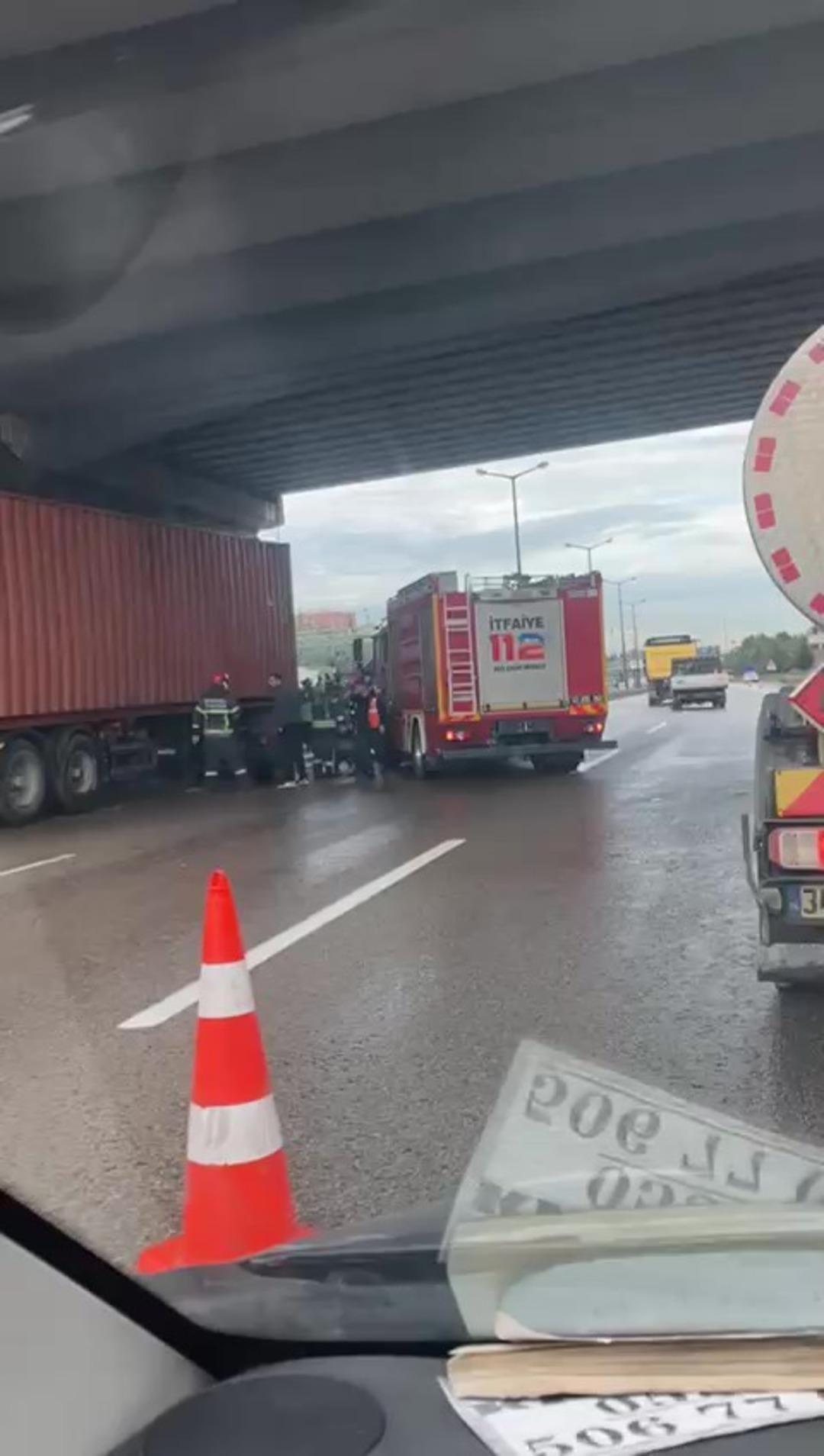 TEM de korkunç kaza: 23 yaşındaki şoför kendi kullandığı tırın altında can verdi! 2