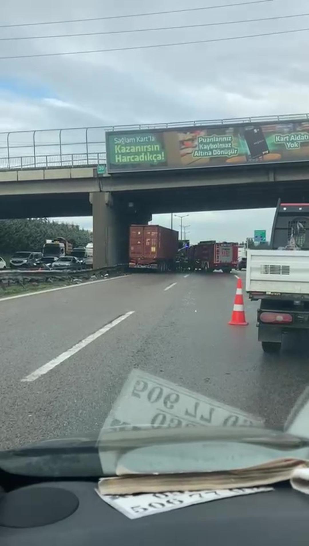 TEM de korkunç kaza: 23 yaşındaki şoför kendi kullandığı tırın altında can verdi! 3
