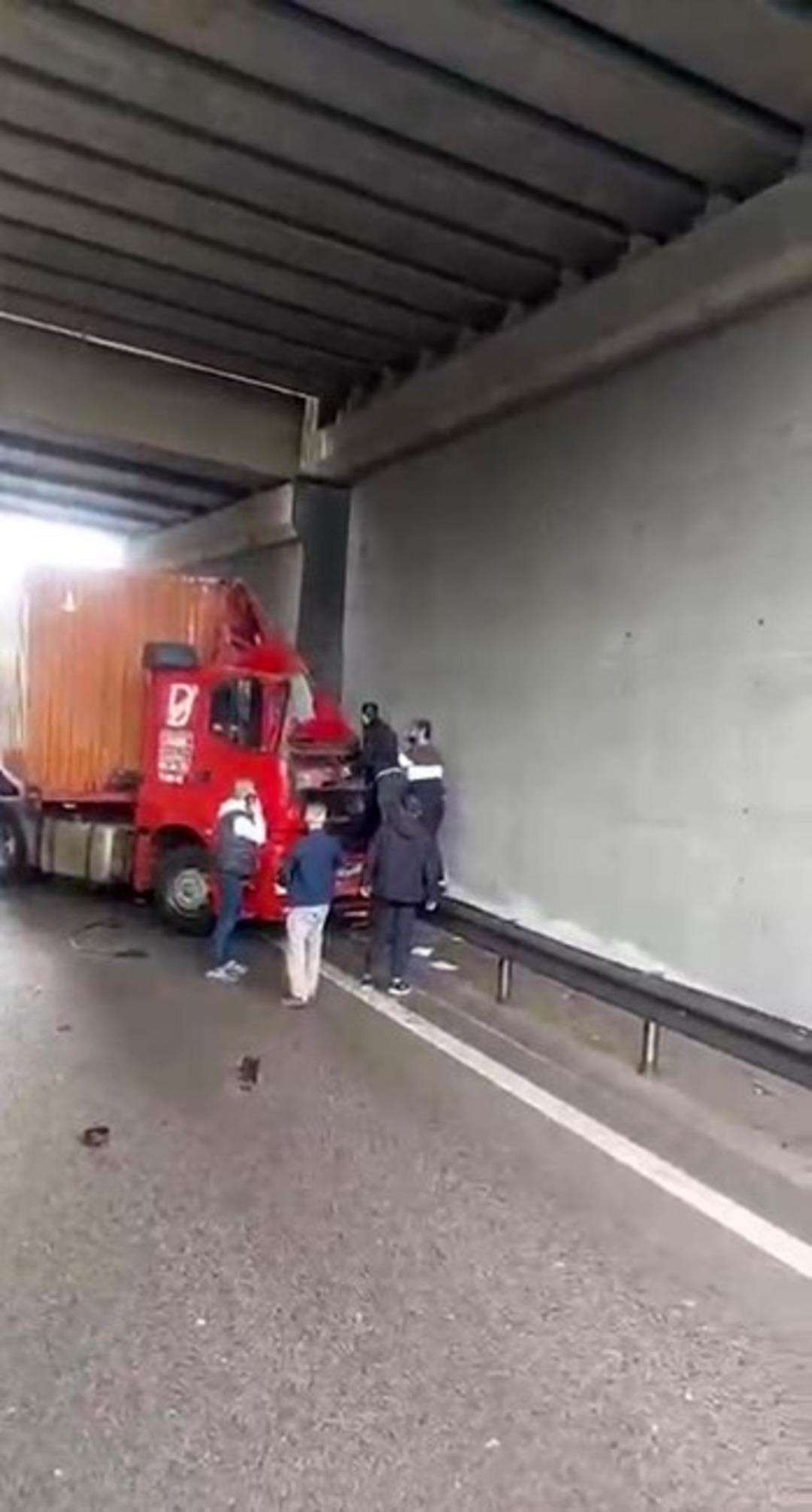 TEM de korkunç kaza: 23 yaşındaki şoför kendi kullandığı tırın altında can verdi! 4