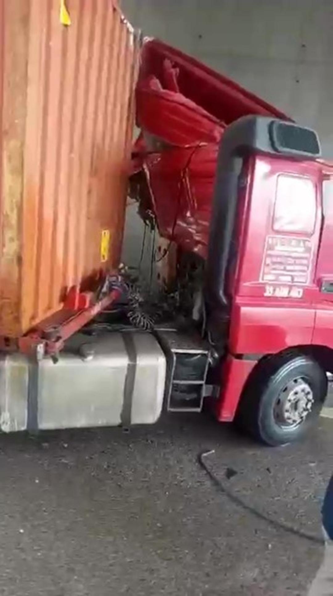 TEM de korkunç kaza: 23 yaşındaki şoför kendi kullandığı tırın altında can verdi! 5