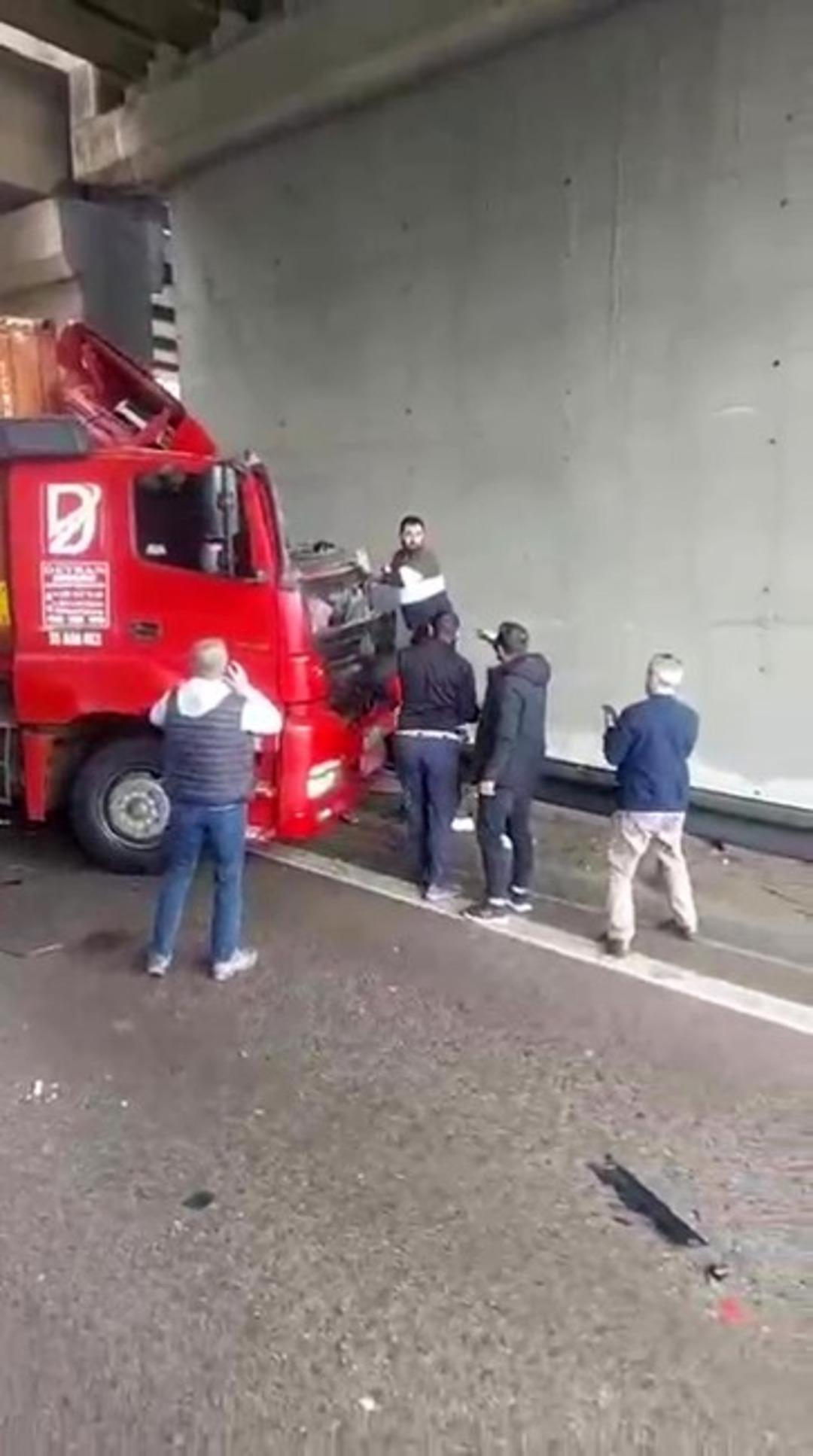 TEM de korkunç kaza: 23 yaşındaki şoför kendi kullandığı tırın altında can verdi! 6