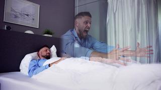 Neden uykuda bazen bağırmak isteriz ama sesimiz çıkmaz? Sebebi nedir?