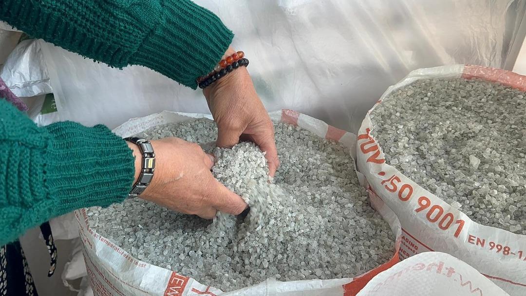 4 &ccedil;ocuk annesi kadının meşhur tuzla gelen başarısı: 6 yıldır bu y&ouml;ntemle ge&ccedil;imini sağlıyor 1