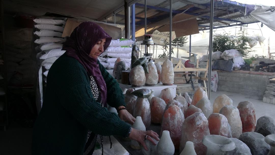 4 &ccedil;ocuk annesi kadının meşhur tuzla gelen başarısı: 6 yıldır bu y&ouml;ntemle ge&ccedil;imini sağlıyor 4