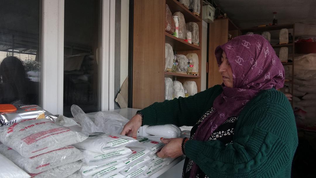 4 &ccedil;ocuk annesi kadının meşhur tuzla gelen başarısı: 6 yıldır bu y&ouml;ntemle ge&ccedil;imini sağlıyor 5