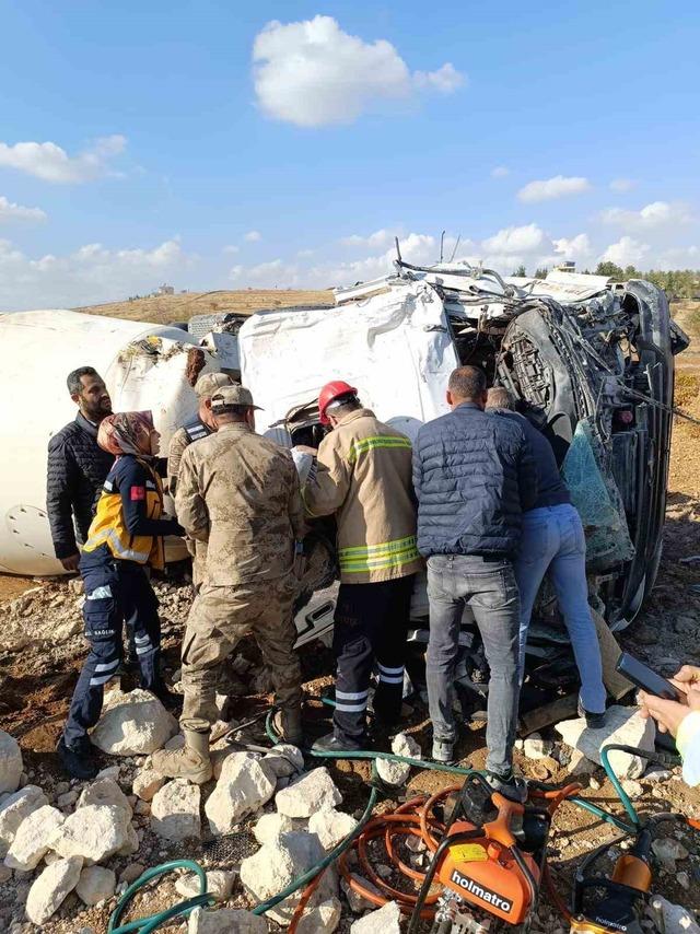 Mardin’de devrilen beton mikserinin sürücüsü yaralandı 1