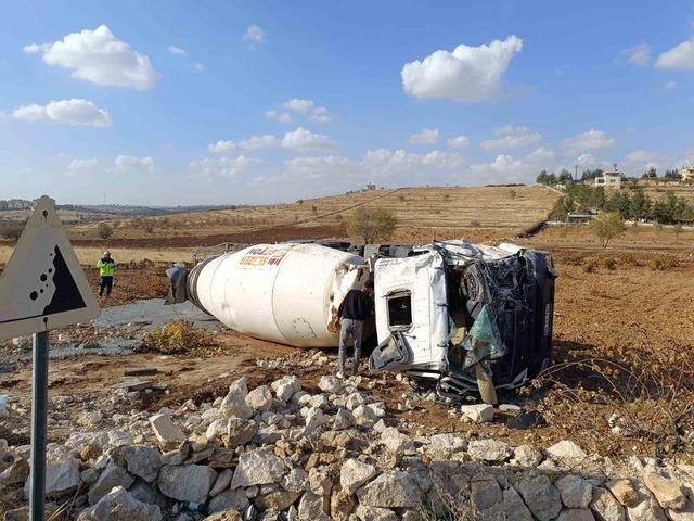 Mardin’de devrilen beton mikserinin sürücüsü yaralandı 2