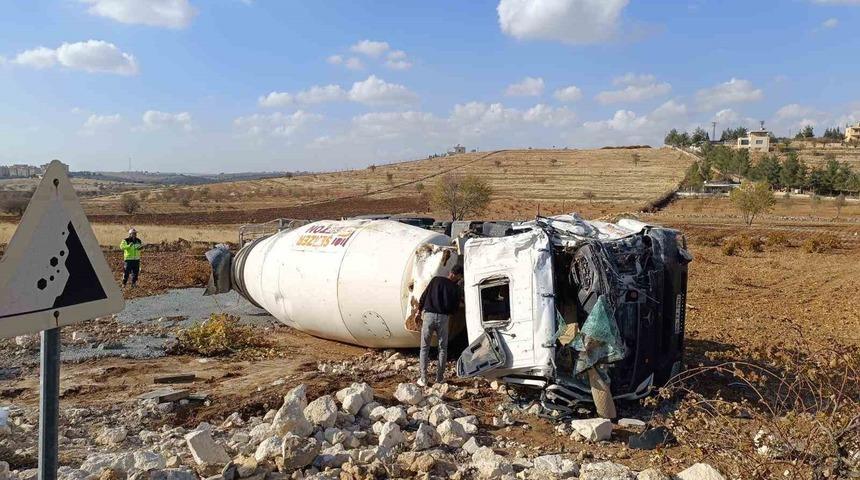 Mardin’de devrilen beton mikserinin sürücüsü yaralandı