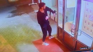 Cami kapısını yumruklayan zanlı tutuklandı